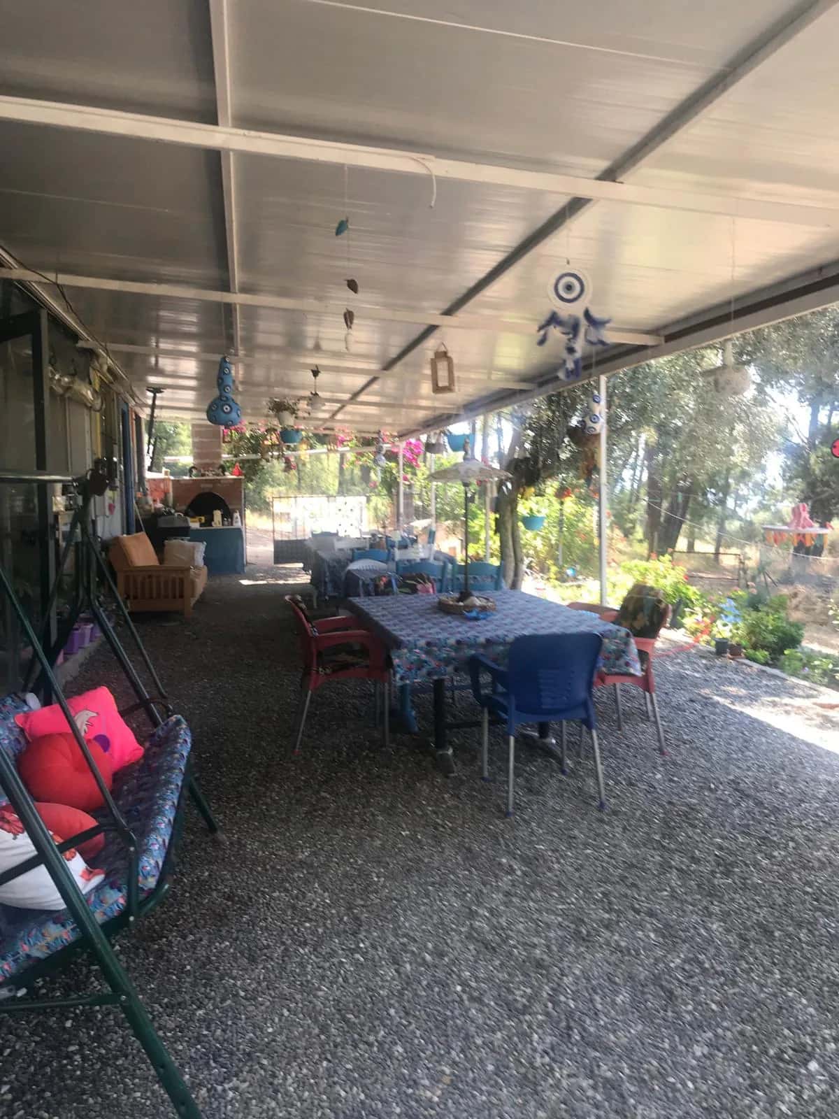 Kampın üstü kapalı ortak yemek ve dinlenme alanı