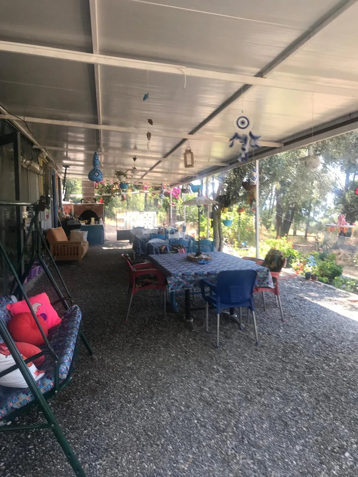 Kampın üstü kapalı ortak yemek ve dinlenme alanı